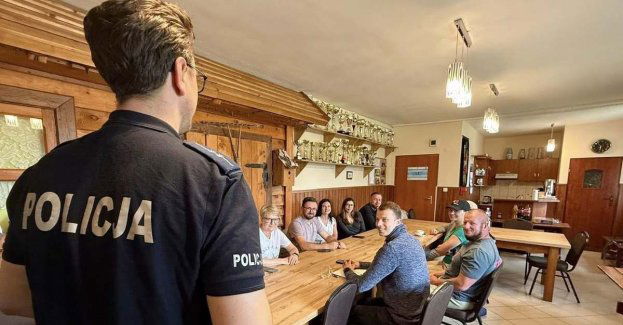 Kierownik Ogniwa Prewencji z komisariatu Policji w Kosakowie na spotkaniu z sołtysami Kosakowa