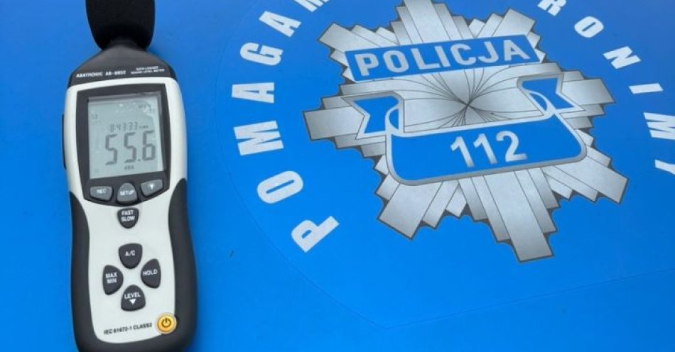 zdjęcie: Policjanci z Przysuchy dbają o bezpieczeństwo na drogach - kontrolują stan techniczny pojazdów i korzystają z nowoczesnego sonometru / fot. KPP w Przysusze
