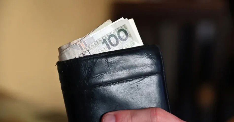 zdjęcie: ZUS rozpoczął wypłaty czternastek; kolejni emeryci otrzymają świadczenie jeszcze w tym tygodniu / Szczecin, 04.05.2022. Portfel z banknotami stuzłotowymi, 4 bm. w Szczecinie. Rada Polityki Pieniężnej ma podjąć 5 bm. decyzję dotyczącą stóp procentowych. Ekonomiści przewidują wzrost stóp procentowych. (sko) PAP/Marcin Bielecki
