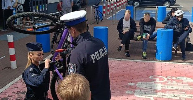 Policjanci znakowali rowery w centrum handlowym. To skuteczny sposób na zabezpieczenie jednośladu!