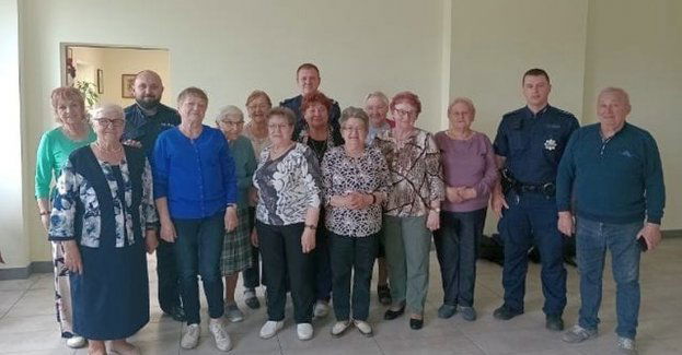 Dzielnicowy odwiedził seniorów