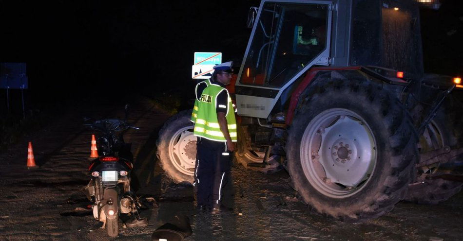 zdjęcie: Kierując po alkoholu skuterem najechał na ciągnik rolniczy / fot. KPP Puławy