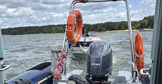 Augustowscy wodniacy pomogli turystom na jeziorze Necko