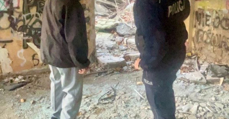 zdjęcie: Gdyńscy policjanci kontrolują osoby w kryzysie bezdomności / fot. KMP w Gdyni