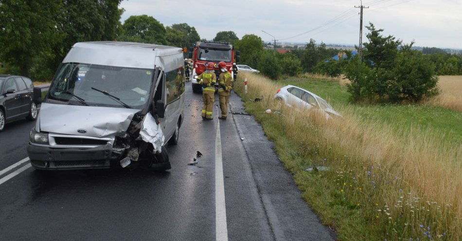 zdjęcie: Wypadek z udziałem osobówki i busa / fot. KPP w Wieluniu