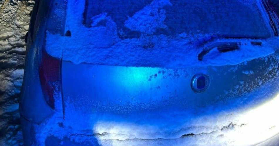 zdjęcie: Nieodśnieżony samochód zagroził pieszym w Świniarach / fot. KPP w Przasnyszu