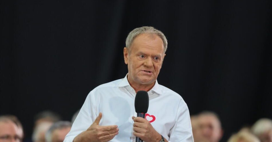zdjęcie: Tusk: Nie wszystko dowieźliśmy z tego, co obiecaliśmy, koalicja okazała się trudniejsza, niż sądziłem / Piotrków Trybunalski, 15.10.2025. Premier RP Donald Tusk podczas otwartego spotkania z mieszkańcami w siedzibie Zespołu Szkół Ponadpodstawowych nr 4 w Piotrkowie Trybunalskim, 15 bm. Spotkanie odbyło się w drugą rocznicę wyborów parlamentarnych. (doro) PAP/Marian Zubrzycki