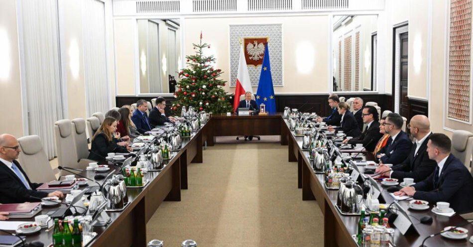 zdjęcie: Rząd przyjął projekt tzw. ustawy „praworządnościowej” / Warszawa, 23.12.2025. Premier Donald Tusk (C) przed rozpoczęciem posiedzenia rządu w KPRM w Warszawie, 23 bm. Rada Ministrów zajmie się m.in. projektem ustawy o zmianie ustawy o Krajowej Radzie Sądownictwa oraz ustawy – Kodeks wyborczy. (doro) PAP/Radek Pietruszka