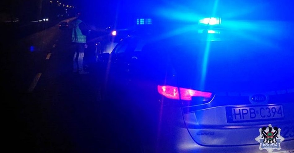 zdjęcie: Poźnym wieczorem zatrzymany kierujący, który miał wydany sądowy zakaz poruszania się pojazdami / fot. KMP w Wałbrzychu