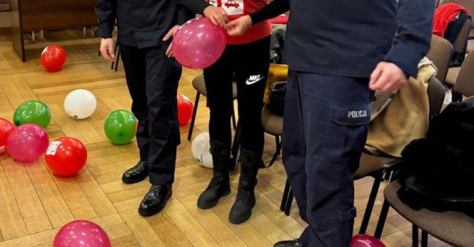 zdjęcie: Policjanci i wolontariusze rozwieźli paczki w Weekendu cudów / fot. KPP w Nakle nad Notecią