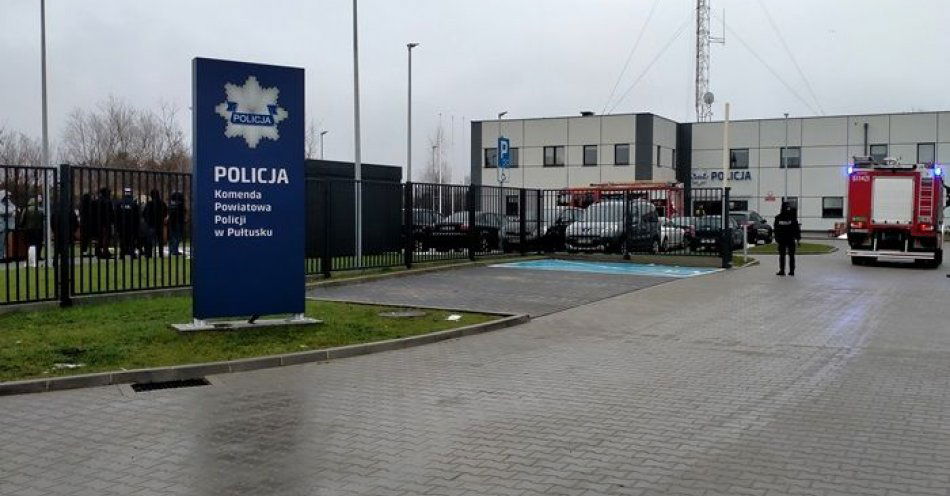 zdjęcie: Pożar w pułtuskiej komendzie. Spokojnie! To tylko ćwiczenia / fot. KPP w Pułtusku