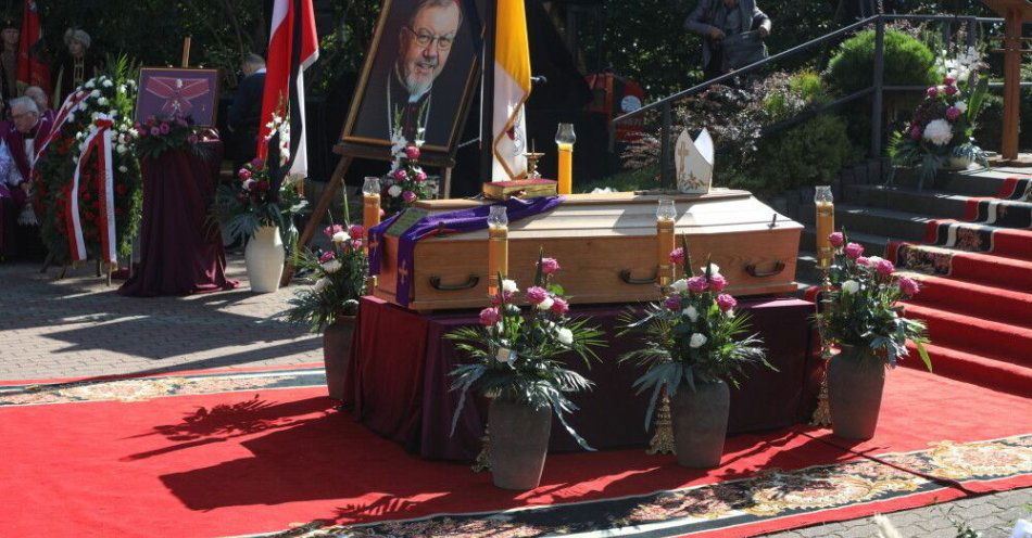 zdjęcie: W Drohiczynie odbyły się uroczystości pogrzebowe biskupa seniora Antoniego Dydycza / fot. PAP