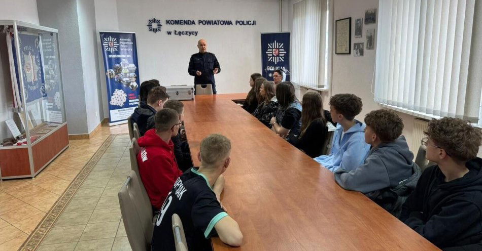 zdjęcie: Jak wygląda praca w policji? Lekcja dla uczniów z Łęczycy / fot. KPP w Łęczycy