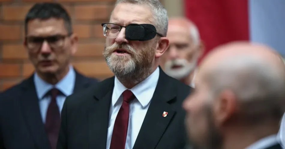 zdjęcie: Śledztwo IPN po wtorkowej wypowiedzi Brauna o „mitycznych komorach gazowych w Auschwitz” / Kraków, 25.08.2026. Lider Konfederacji Korony Polskiej, europoseł Grzegorz Braun (C) przemawia do uczestników pikiety pod hasłem „Murem za Braunem” przed siedzibą Instytutu Pamięci Narodowej w Krakowie, 25 bm. Grzegorz Braun został wezwany do krakowskiego oddziału IPN przez Oddziałową Komisję Ścigania Zbrodni przeciwko Narodowi Polskiemu w charakterze podejrzanego. (amb) PAP/Łukasz Gągulski
