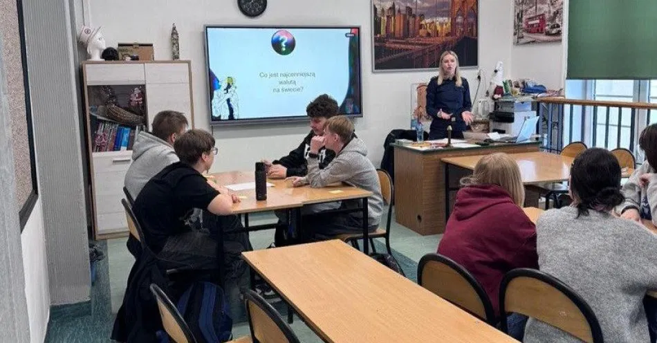 zdjęcie: Policjanci uczą ósmoklasistów bezpieczeństwa w sieci / fot. KPP w Lęborku