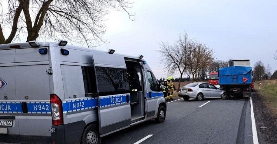 zdjęcie: Policjanci pracowali przy zdarzeniu, gdzie BMW najechało na samochód ciężarowy / fot. KPP w Człuchowie