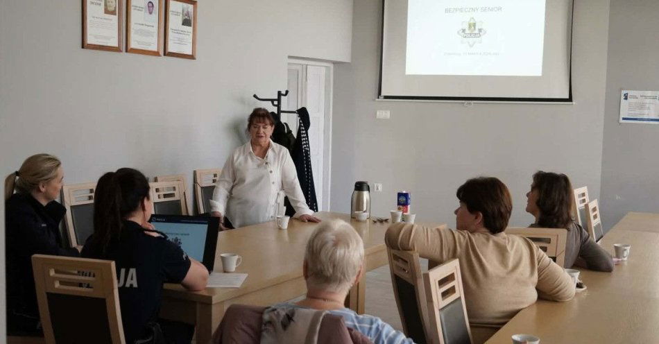 zdjęcie: Seniorzy z Dziemian uczą się jak nie paść ofiarą oszustów / fot. KPP w Kościerzynie