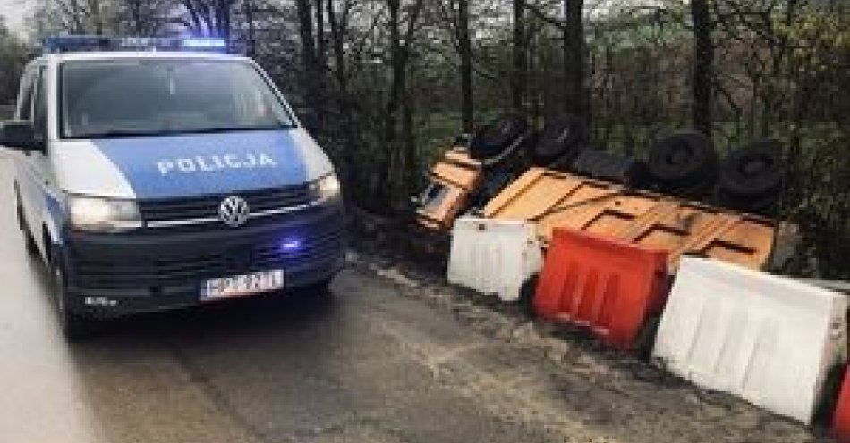 zdjęcie: Stracił panowanie nad pojazdem i dachował w rowie / fot. KPP w Olecku