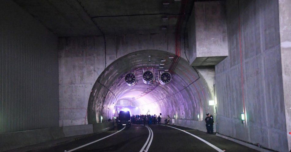 zdjęcie: Czekałem na tunel 70 lat; marzenie wreszcie się ziściło / fot. PAP