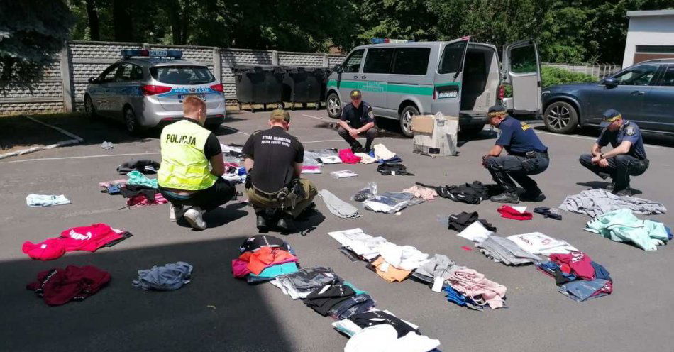 zdjęcie: Policjanci zabezpieczyli podróbki na targowisku / fot. KPP Krotoszyn