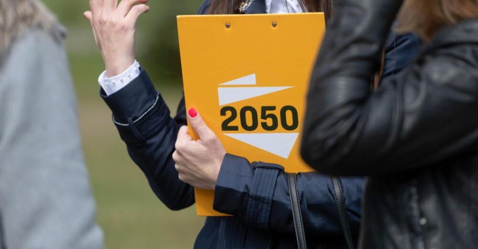zdjęcie: W sobotnich wyborach na przewodniczącego Polski 2050 zmierzy się piątka kandydatów / Lusowo, 21.04.2022. Logo ruchu Polska 2050 Konferencja prasowa dot. sytuacji finansowej kondycji polskiej oświaty oraz samorządów, 21 bm. przy pomniku gen. Józefa Dowbora - Muśnickiego w Lusowie, 21 bm. (kf) PAP/Jakub Kaczmarczyk