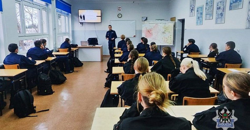 zdjęcie: Uczniowie mundurowi poznali pracę policjanta w Wałbrzychu / fot. KMP w Wałbrzychu