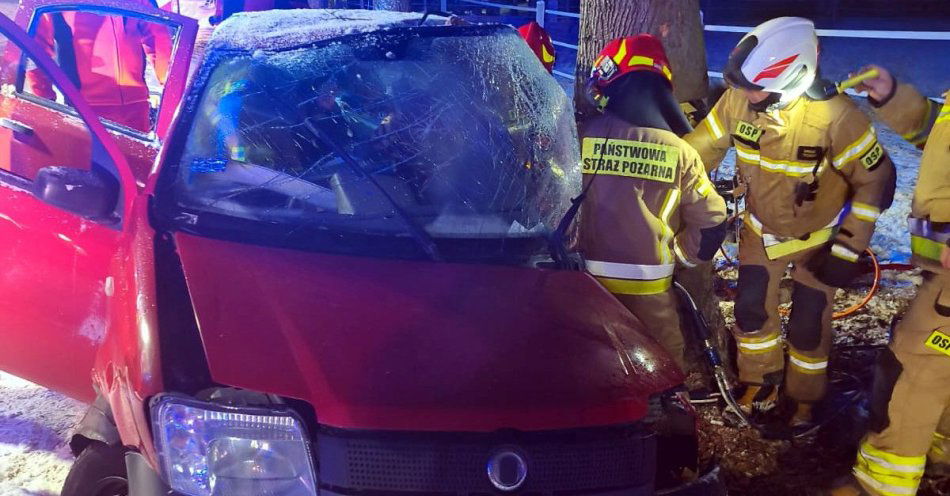 zdjęcie: Wypadek w Borowem. Kierowca fiata trafił do szpitala / fot. KPP w Mławie