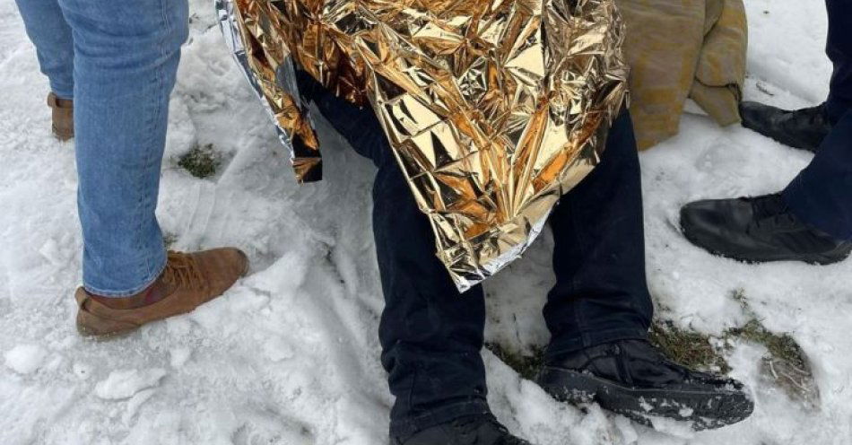 zdjęcie: Policjanci uratowali 66 letniego mężczyznę przed wychłodzeniem / fot. KPP Mońki