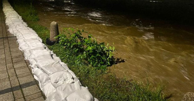 45 zdarzeń związanych z intensywnym deszczem; przekroczenie stanów alarmowych na rzekach