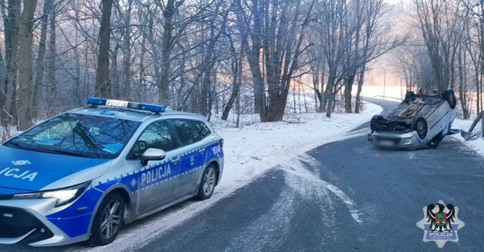 zdjęcie: Dzisiejsze dachowanie samochodu osobowego. Policjanci kolejny raz apelują o zachowanie zasad bezpieczeństwa na drogach / fot. KMP w Wałbrzychu