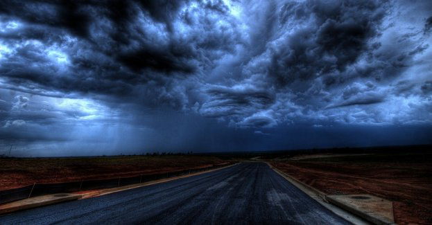 W ciemności szedł środkiem drogi krajowej. Zareagowali kierowcy