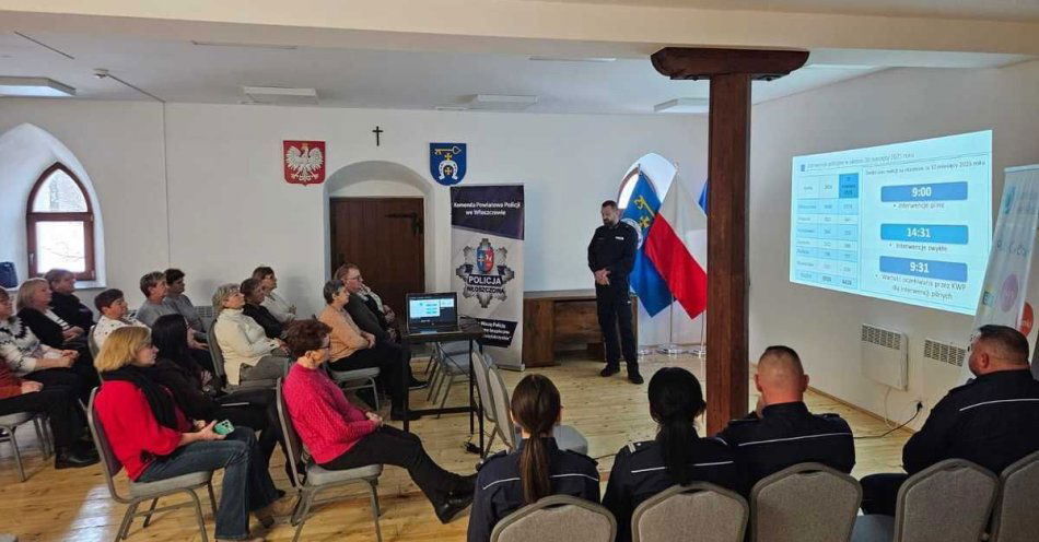 zdjęcie: Mieszkańcy Kluczewska rozmawiali o bezpieczeństwie / fot. KPP Włoszczowa