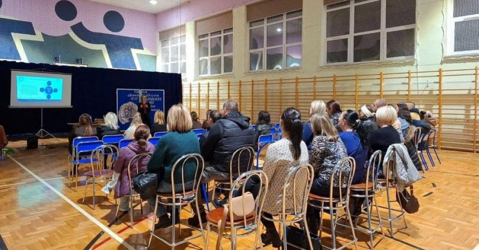 zdjęcie: We Wrocance rodzice szkoleni o zagrożeniach cyfrowych i uzależnieniach / fot. KMP w Krośnie fot. SP Wrocanka