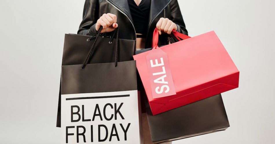 zdjęcie: Zbliża się Black Friday – uwaga na fałszywe sklepy internetowe! / pexels/5868272