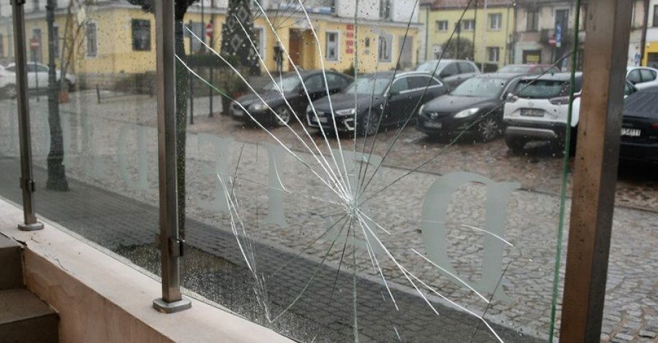 zdjęcie: Sprawca uszkodzenia mienia w rękach pułtuskich policjantów / fot. KPP w Pułtusku