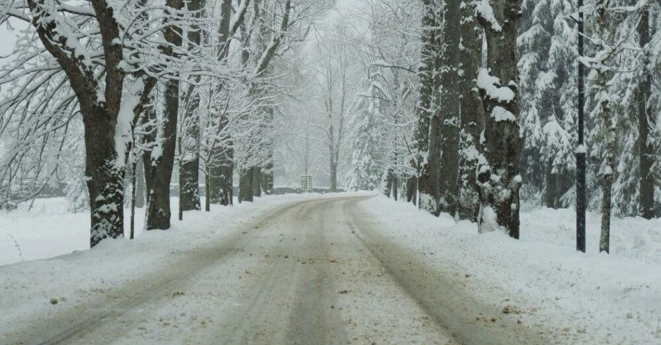 zdjęcie: Początek weekendu pochmurny i ze śniegiem na południu kraju / Zakopane, 27.03.2026. Intensywne opady śniegu w Zakopanem, 27 bm. W związku z trudnymi warunkami turystycznymi w Tatrach TOPR ogłosiło drugi, umiarkowany stopień zagrożenia lawinowego. (aldg) PAP/Józef Niedziałek ***Do tego materiału zdjęciowego dostępna jest również depesza w systemie CSI, pt.: Tatry/ Śnieg zasypał krokusy***
