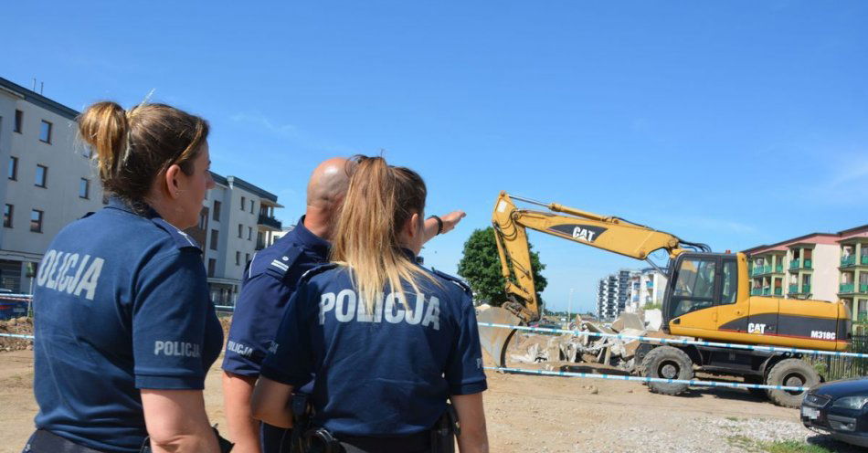 zdjęcie: Ewakuacja mieszkańców z powodu niewybuchu / fot. KMP Suwałki