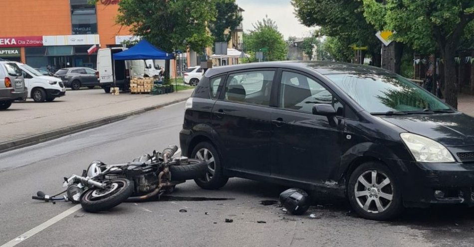 zdjęcie: Wypadek z udziałem motocyklisty / fot. KPP w Bełchatowie