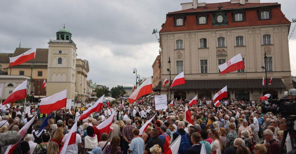 zdjęcie: Kilkaset osób demonstrowało przeciwko zmianom w organizacji lekcji religii / fot. PAP