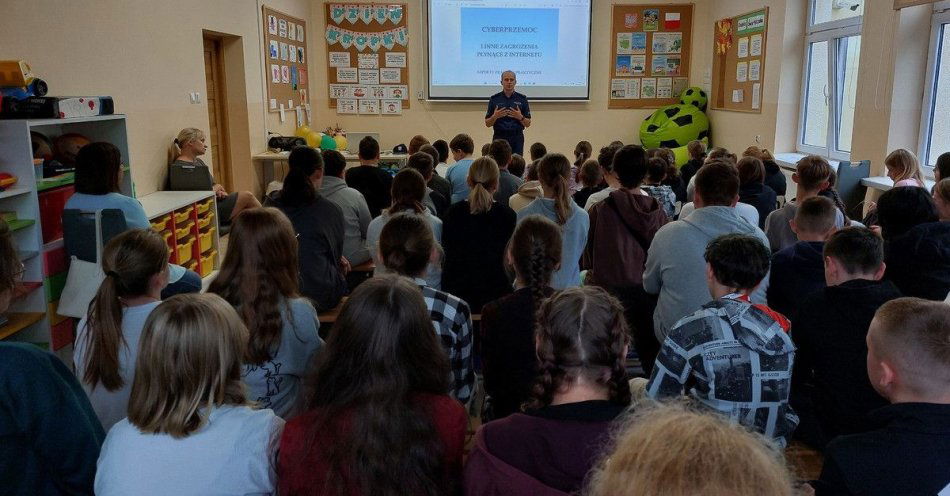 zdjęcie: Policjanci uczyli uczniów o cyberprzemocy w Handzlówce / fot. KPP w Łańcucie Foto: KPP Łańcut