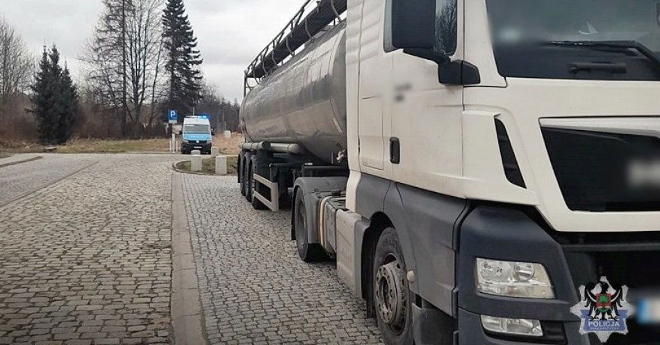 zdjęcie: Wałbrzyscy policjanci skontrolowali dwa pojazdy przewożące paliwa / fot. KMP w Wałbrzychu