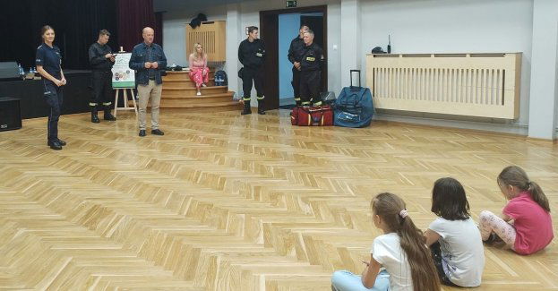 Policjanci i strażacy odwiedzili dzieci w Ostrowitem