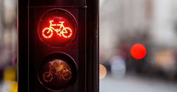 Rowerzysta wjechał na czerwonym świetle wprost pod auto