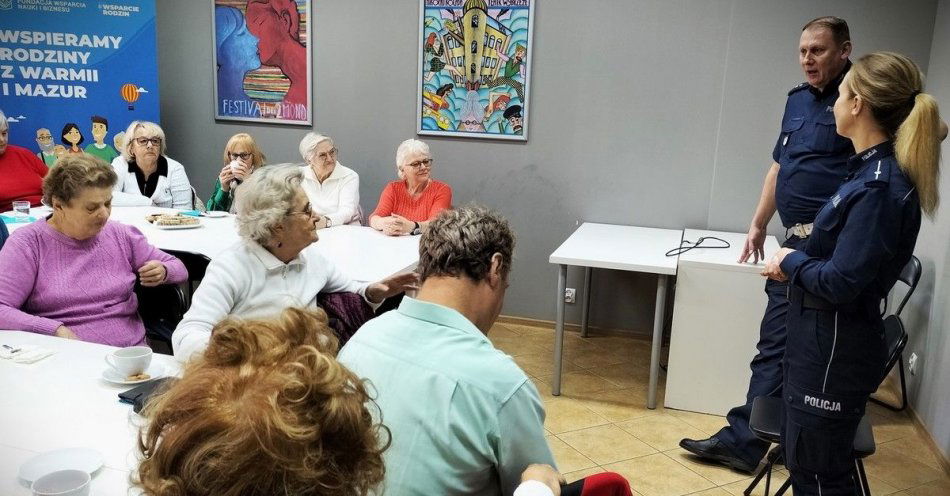 zdjęcie: Świadomość chroni przed zagrożeniami. Spotkanie w klubie seniorami / fot. KPP w Ełku