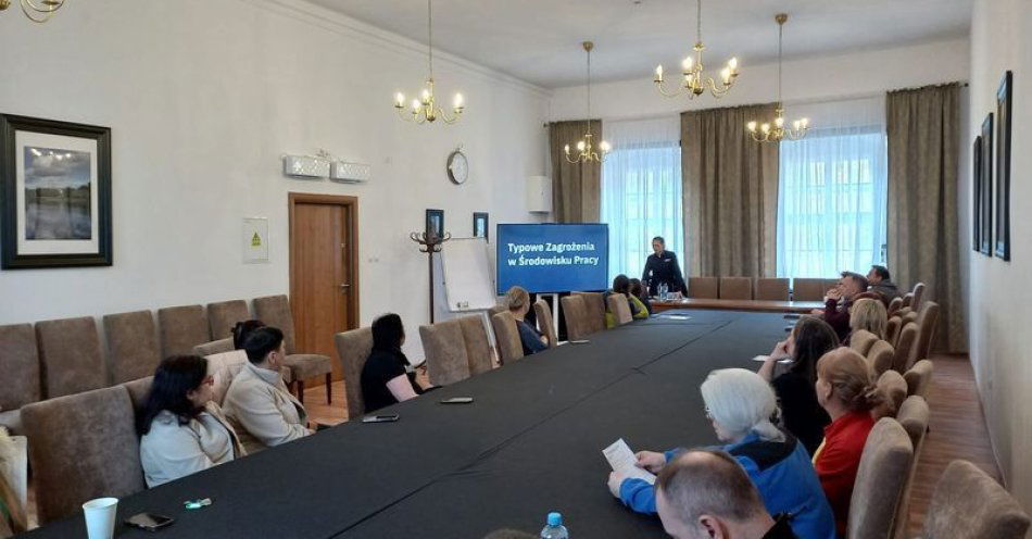 zdjęcie: Policja szkoli pracowników CKW Hufca Pracy w Oleśnicy / fot. KPP w Oleśnicy