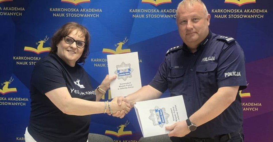 zdjęcie: Sportowe zmagania i ważna współpraca - II Turniej Sportowy Ośrodków Kuratorskich Okręgu Jeleniogórskiego oraz podpisanie porozumienia pomiędzy Policją / fot. KMP w Jeleniej Górze