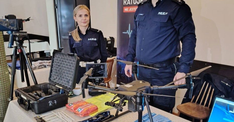 zdjęcie: Policja i sztuka dla planety w Domu Kultury Idalin / fot. KMP w Radomiu