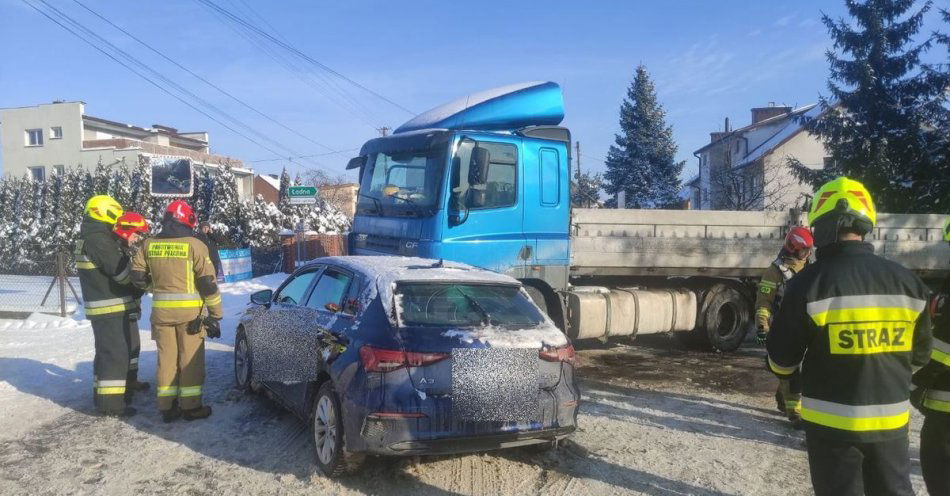 zdjęcie: Kolizja ciężarówki i osobówki w Woli Rzędzińskiej / fot. KMP w Tarnowie