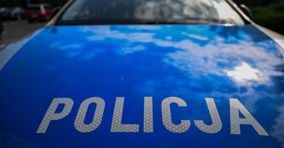 zdjęcie: Samochód wjechał w budynek sądu na Bemowie / fot. PAP
