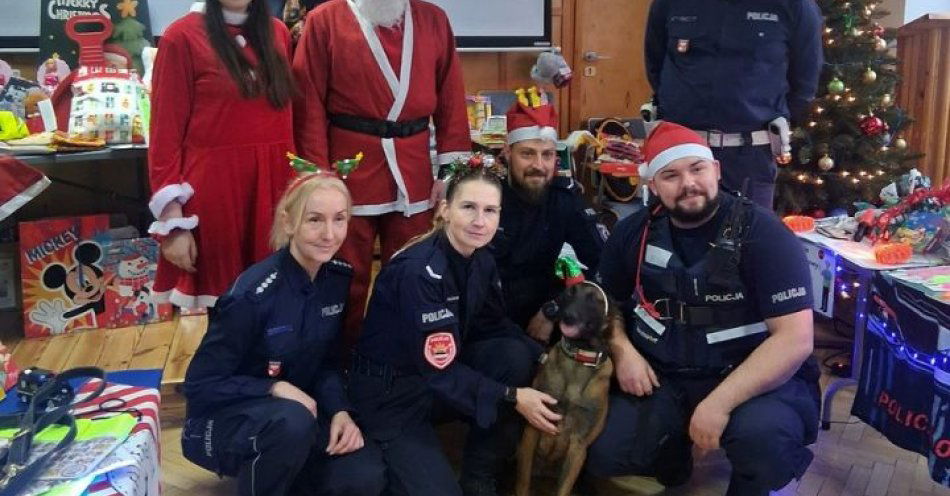 zdjęcie: Mikołaj i mundurowi rozbawili małych pacjentów w Olsztynie / fot. KMP w Olsztynie